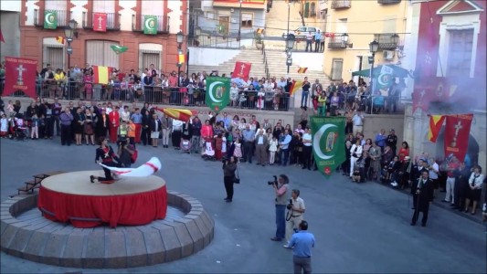 Rodaje de la bandera en la Plaza de la Constitución de Abanilla en las Fiestas de la Santísima Cruz