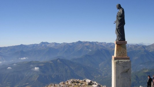 Escultura del Sagrado Corazón en la cumbre del pico homónimo
